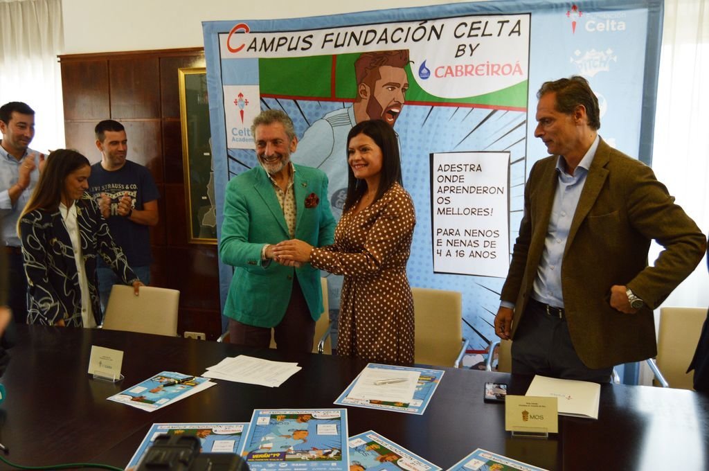 Carlos Mouriño, con Nidia Arévalo (alcaldesa de Mos) en la presentación ayer del campus Celta-Rubén Blanco.