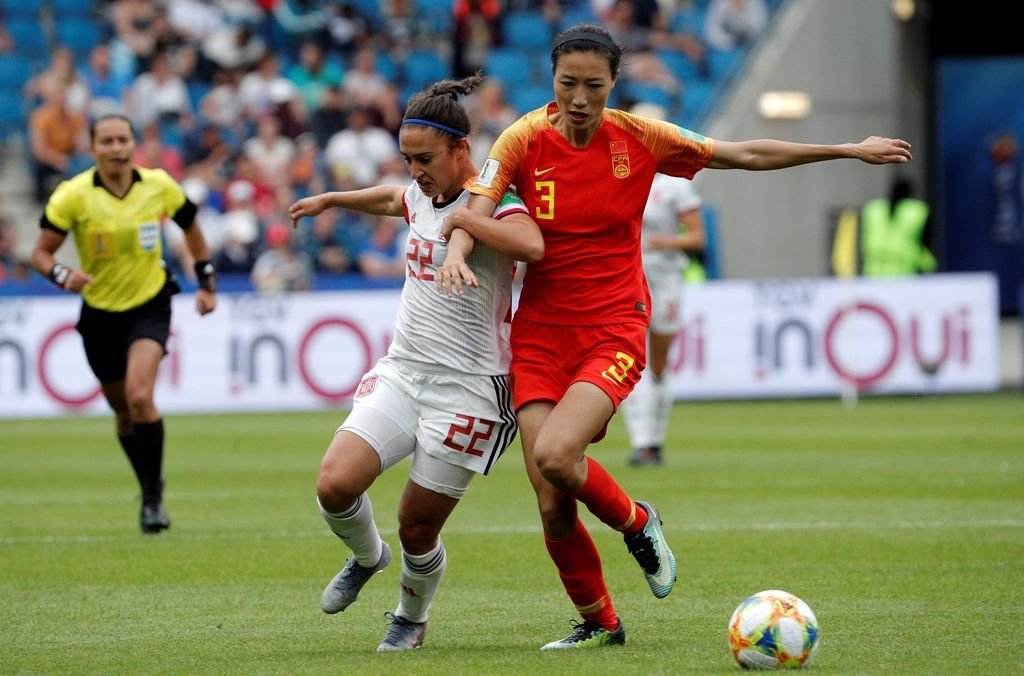 La española Nahikari García disputa el balón con la china Lin Yuping en el partido de ayer.