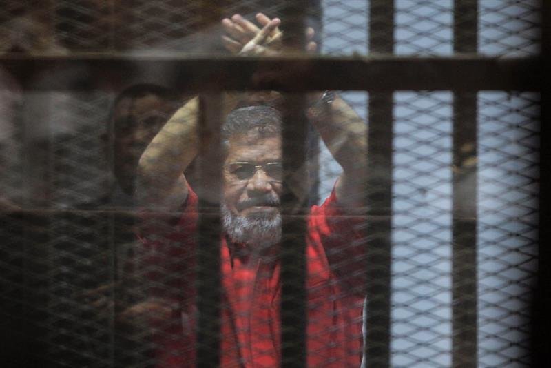 El expresidente egipcio, Mohamed Morsi, derrocado por el Ejército en un golpe de Estado no sangriento en 2013, y prisionero desde entonces por cargos de espionaje en El Cairo