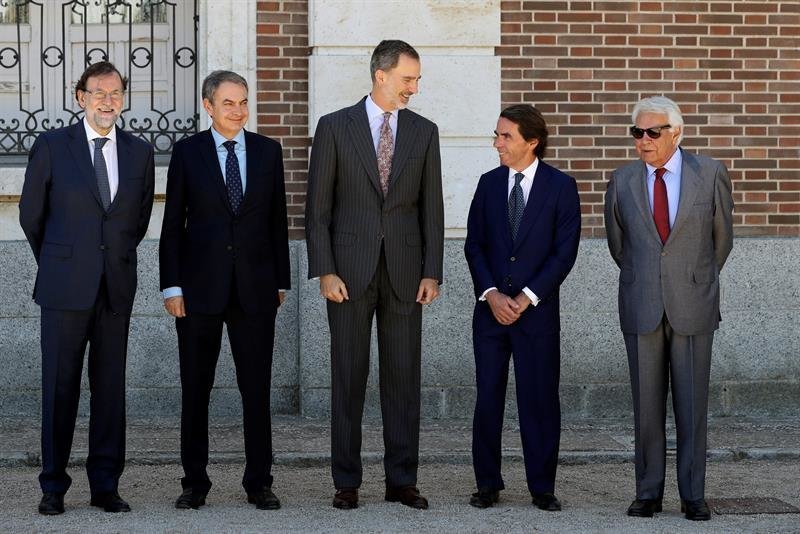 El Rey Felipe VI posa junto a los expresidentes del Gobierno Mariano Rajoy (i), José Luis Rodríguez Zapatero (2i), José María Aznar (2d) y Felipe González (d), a su llegada para presidir este martes la reunión del Patronato del Real Instituto Elcano.