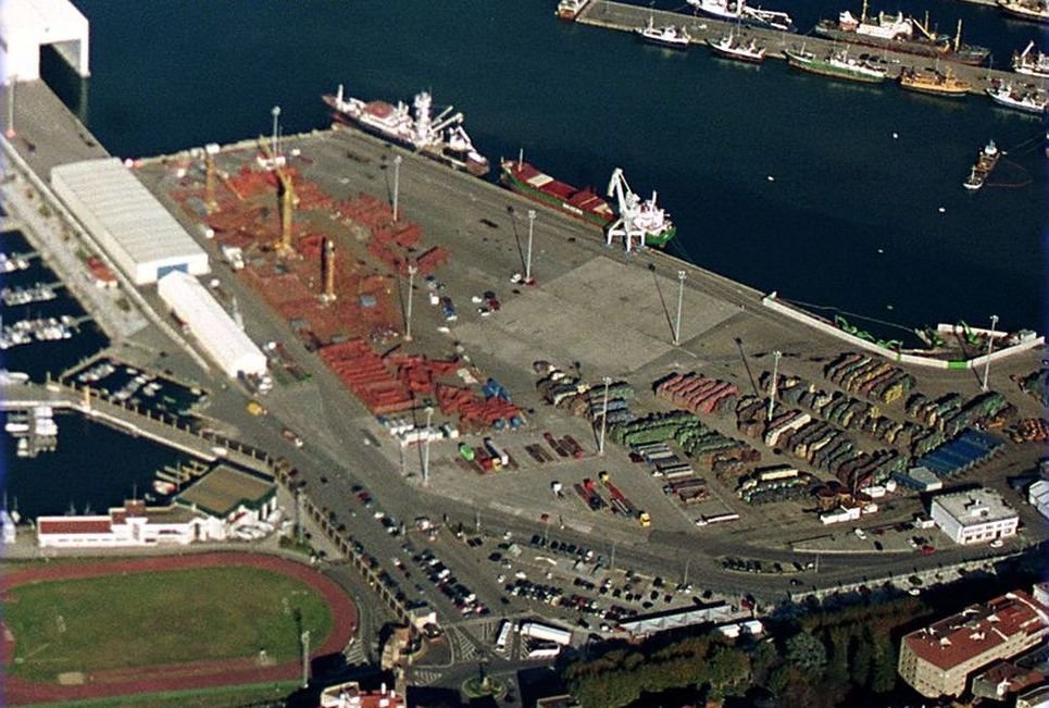 Muelles comerciales de Marín, que serán ampliados para acoger barcos de mayor tamaño.