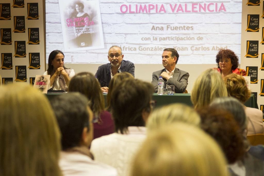 Ana Fuentes, Xoán Carlos Abad, Abel Caballero y África González, en la presentación del libro.