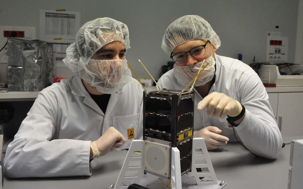 Los investigadores trabajando en el cubesat Lume-1.