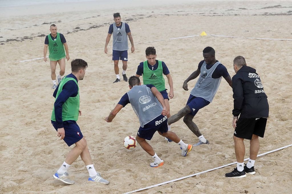Jugadores del Celta, en una sesión de entrenamiento de la pretemporada 2018/19 en la playa de A Lanzada.