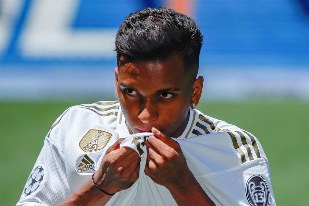 El nuevo fichaje del Real Madrid besa el escudo en su puesta de largo como jugador merengue.