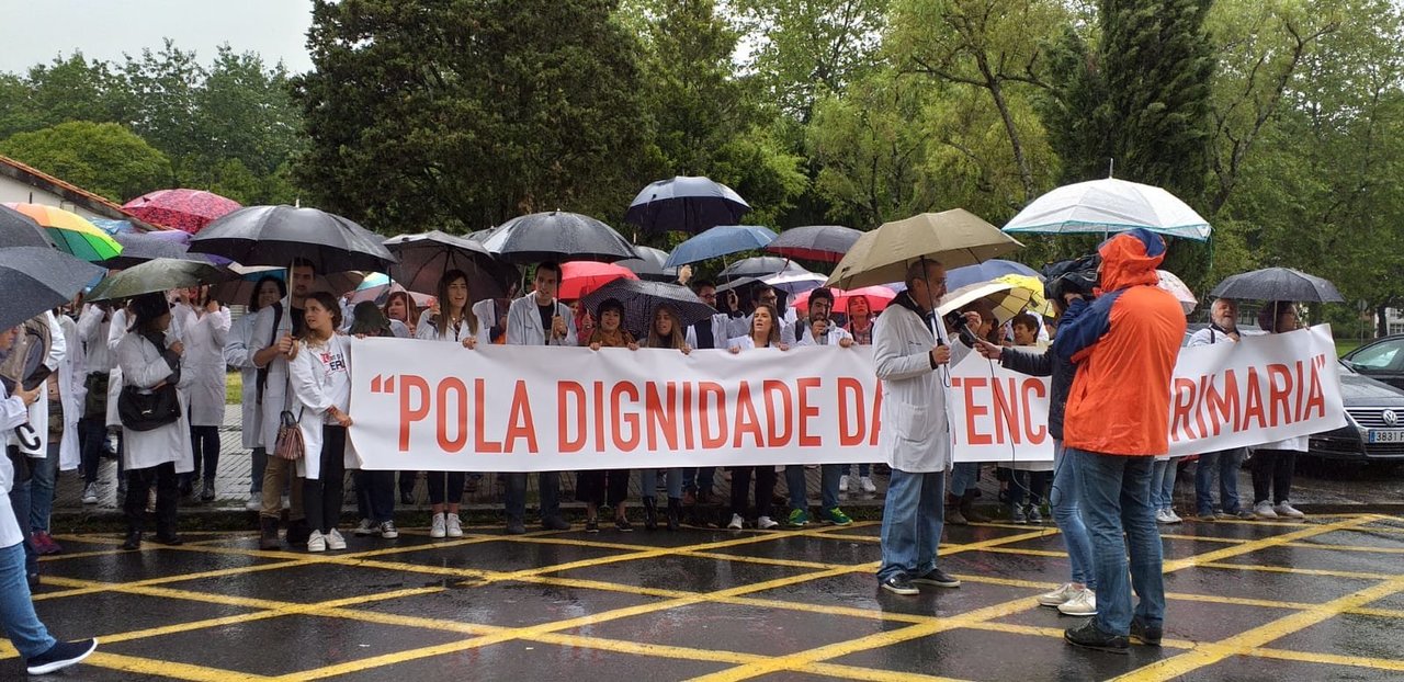La manifestación en Santiago con la pancarta &#34;Pola dignidade en Atención Primaria&#34;