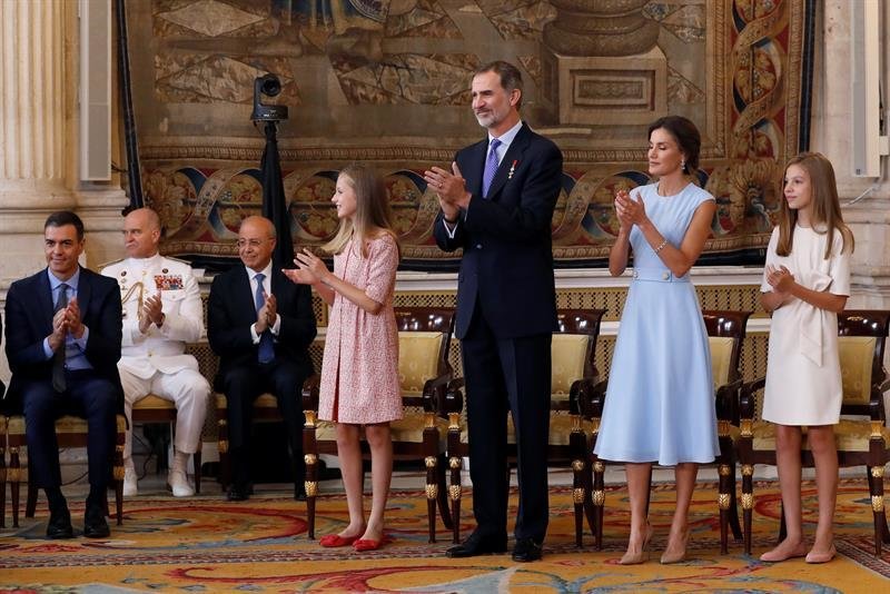 Felipe VI, junto a la reina Letizia, la princesa Leonor y la infanta Sofía, preside el acto de imposición de condecoraciones a ciudadanos de todas las comunidades autónomas