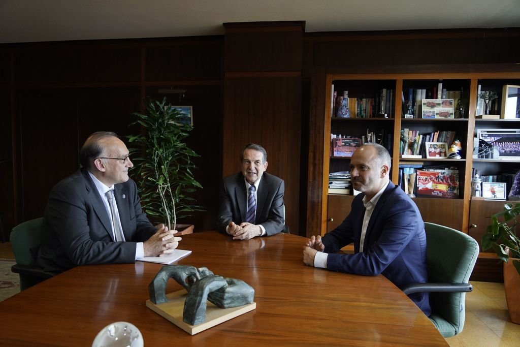 El rector Manuel Reigosa mantuvo ayer en el Concello una reunión con el alcalde Abel Caballero y el delegado de Zona Franca, David Regades.