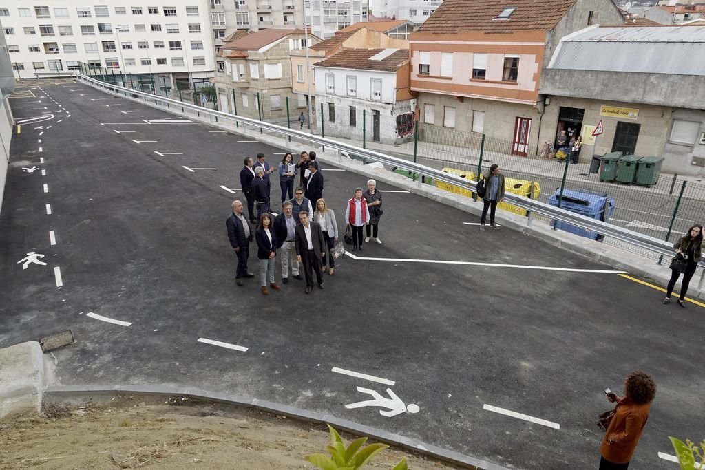Abel Caballero inauguró el nuevo aparcamiento en As Coutadas, junto a la piscina de Teis.