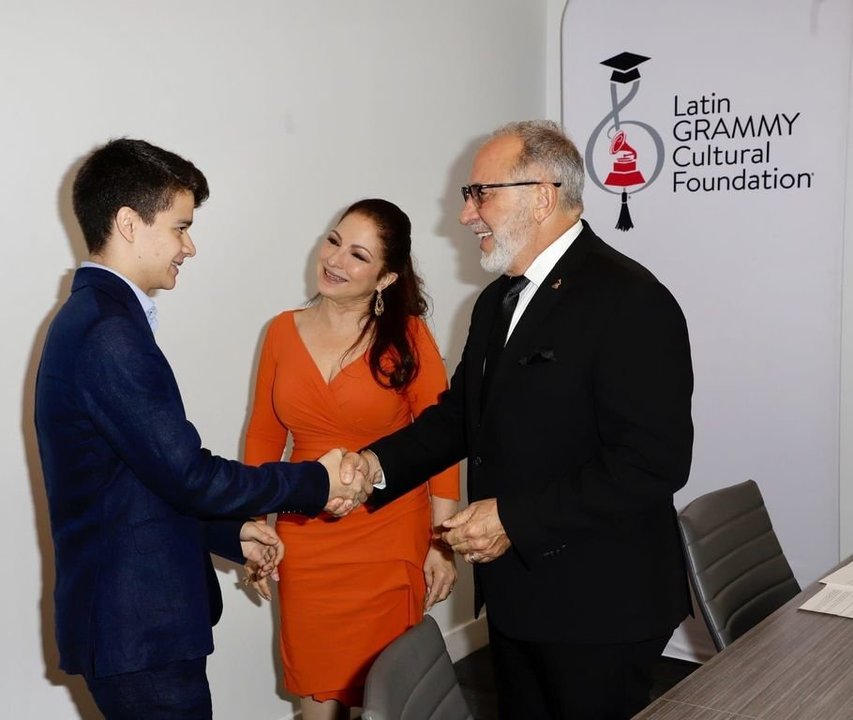 Sergio de Miguel Jorquera recibió de la felicitación de Emilio y Gloria Estefan, benefactores de su beca.