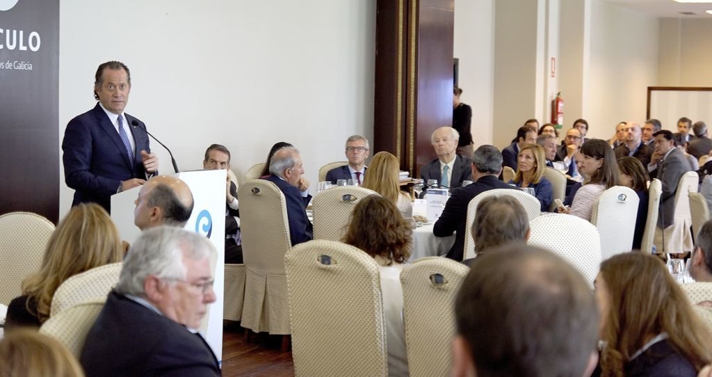El presidente de Abanca, Juan Carlos Escotet, durante su intervención en el foro del Círculo de Empresarios de Galicia en Vigo.