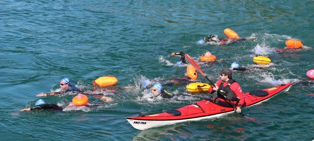 Los participantes son acompañados por kayaks a lo largo del recorrido por  razones de seguridad.
