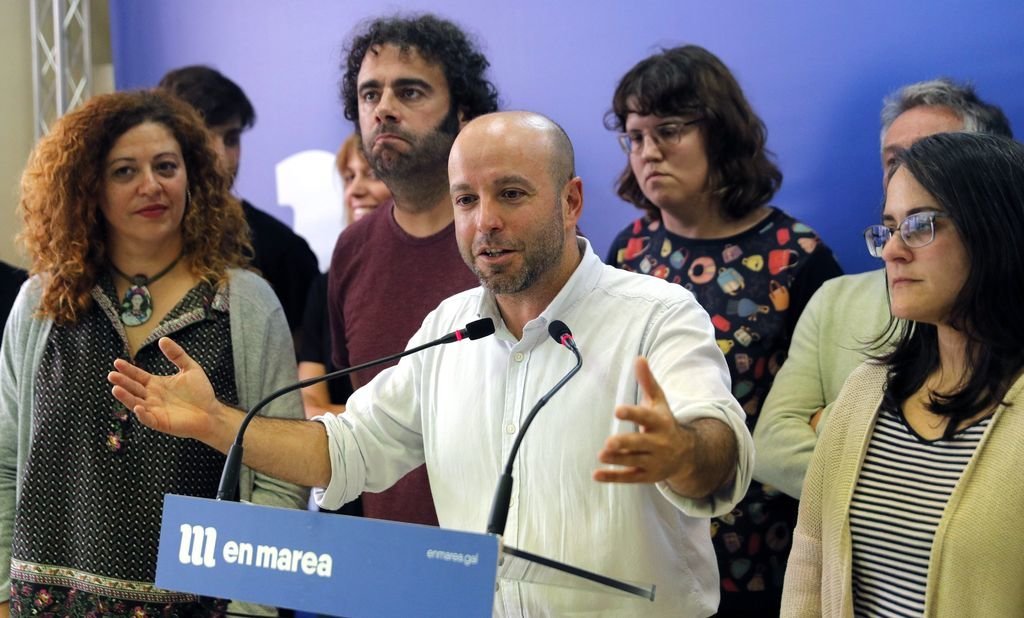 Villares, rodeado de compañeros afines, durante la rueda de prensa en Santiago.