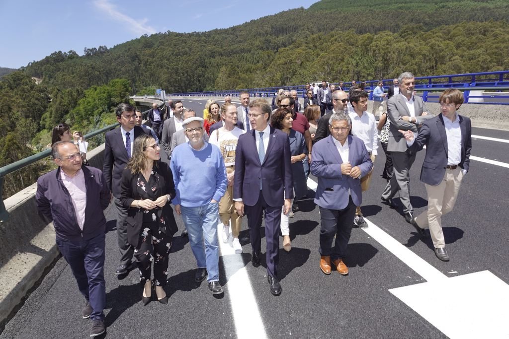 Feijóo, con el alcalde de Cangas, Xosé Manujel Pazos a su lado,  recorrió parte del tramo abierto.