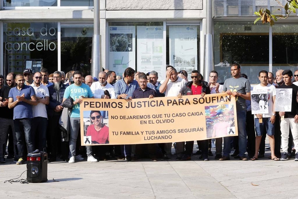 Un momento de la concentración ayer en Salceda de Caselas por la muerte de Soufian.