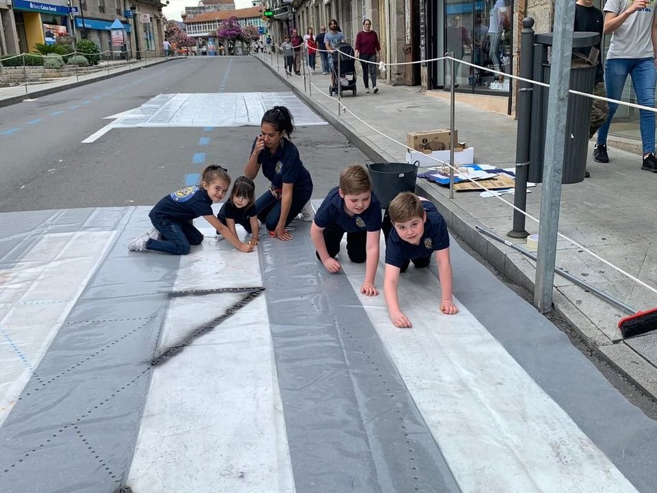 Los primeros voluntarios marcando ayer sábado sobre el asfalto, el diseño de una alfombra