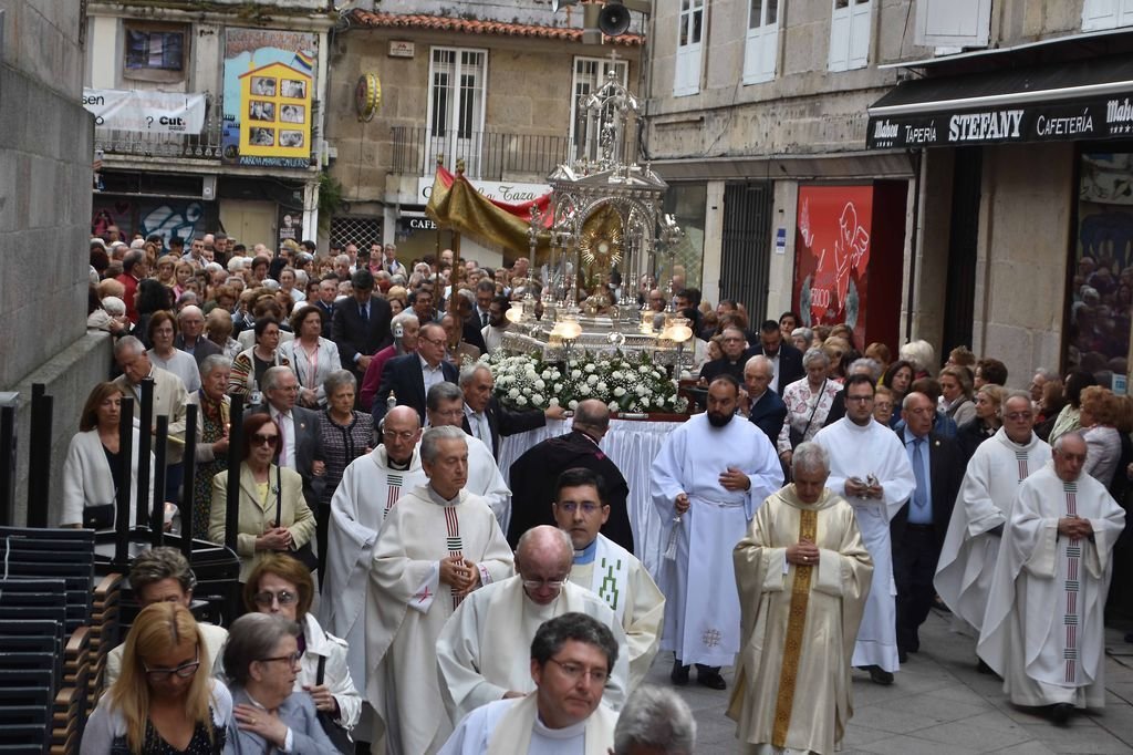 La Concatedral acogió el acto central del Corpus en la diócesis. La procesión recorrió el barrio histórico, encabezada por el obispo, Luis Quinteiro Fiuza.