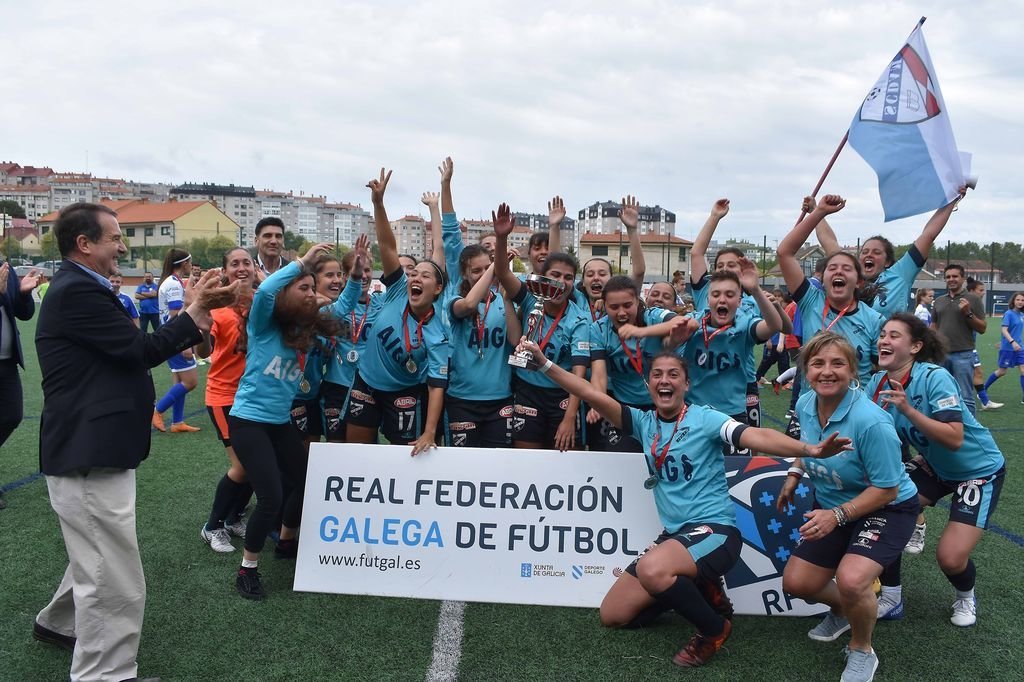 Las jugadoras del Matamá celebran la victoria en la Copa Vigo 2019 con la presencia del alcalde de la ciudad, Abel Caballero.