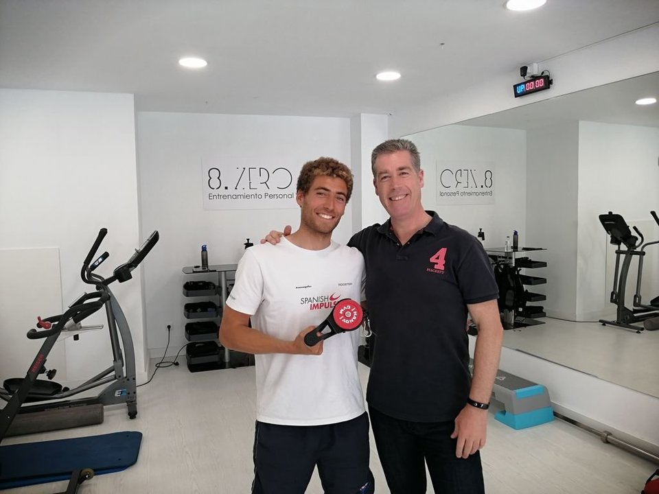 El regatista vigués Nicolás Rodríguez probando el &#39;Handy Gym&#39; (en la mano) en su entrenamiento para Tokio 2020.