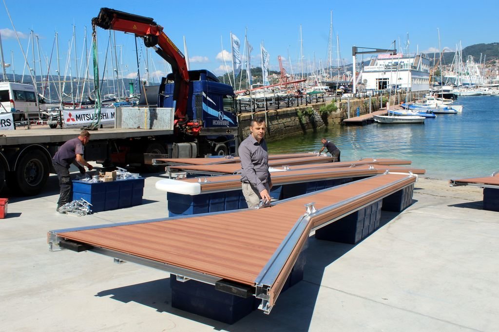 Los nuevos pantalanes para embarcaciones de 12 metros, durante la instalación, ayer.