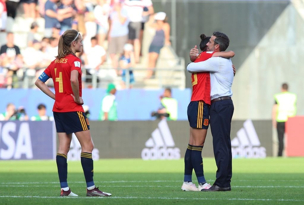 El seleccionador español Jorge Vilda abraza a la capitana Jenni Hermoso tras la derrota ante Estados Unidos.