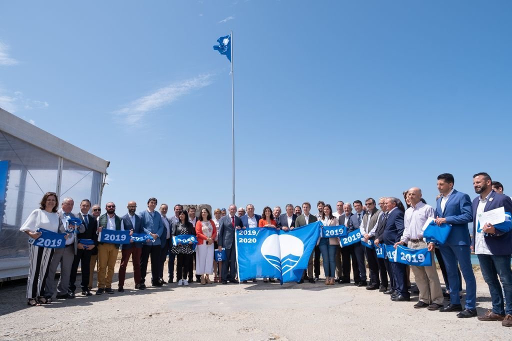 Los representantes de los municipios, con el presidente de la Xunta, al recibir las banderas azules.