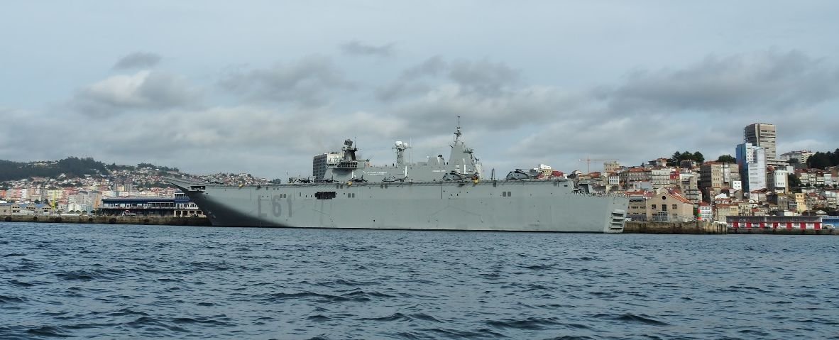 El buque anfibio portaeronaves “Juan Carlos I” en Vigo