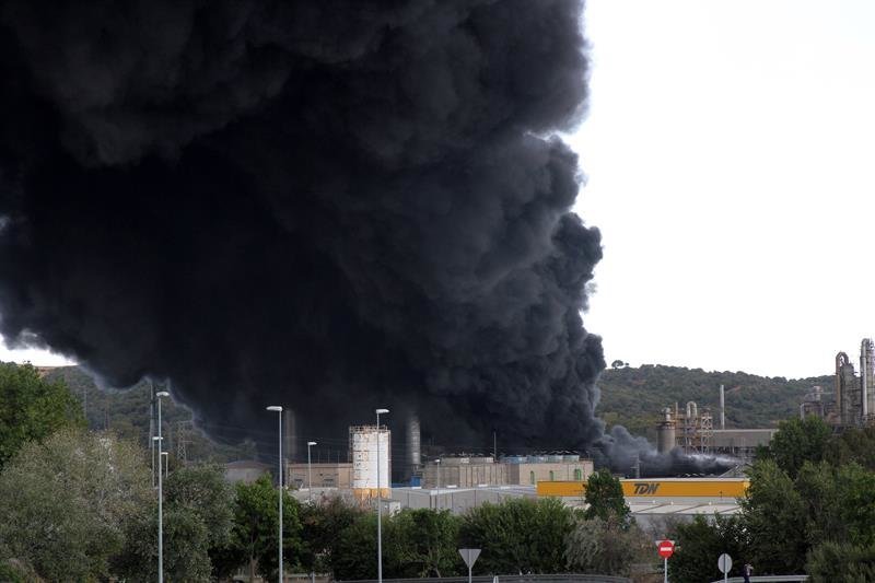 Una voluminosa columna de humo negro visible desde todo el arco de la bahía de Algeciras generada por un incendio en las instalaciones industriales de Indorama en el polígono de Guadarranque