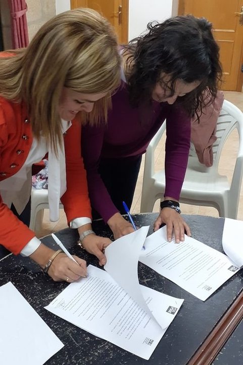 Digna Rivas y Susana Couñago en la firma del apoyo de la investidura.