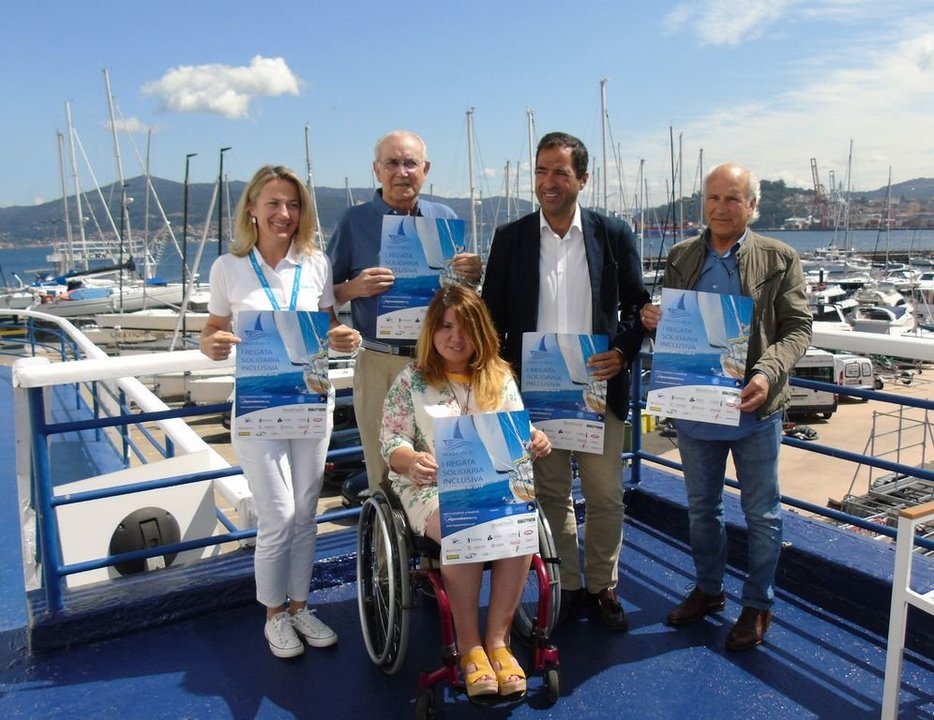 Los promotores y colaboradores de la regata posan en el Puerto de Vigo, que verá la salida en julio.