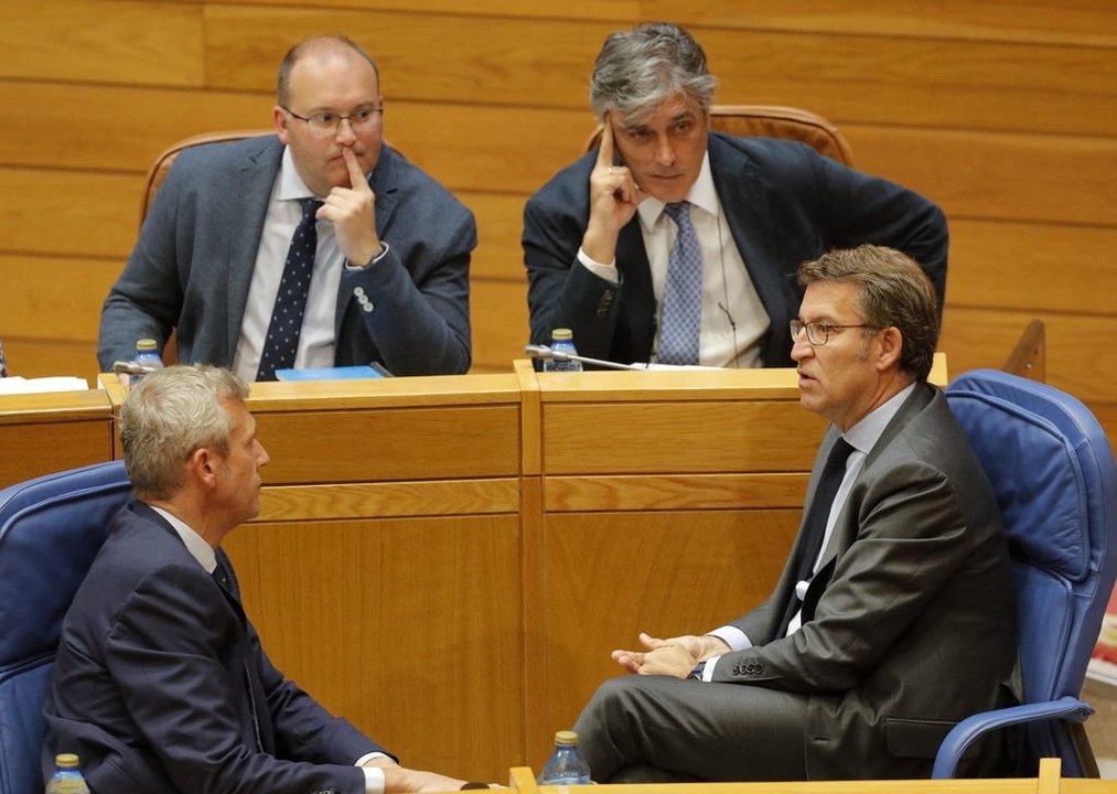 Tellado, Puy, Rueda y Feijóo conversan durante un receso en el pleno del Parlamento.