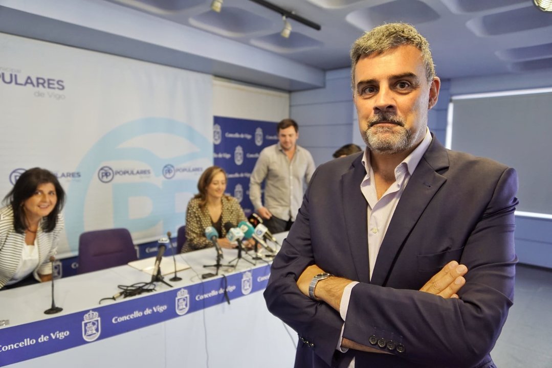 Alfonso Marnotes en rueda de prensa con los concejales del PP en él concello de Vigo