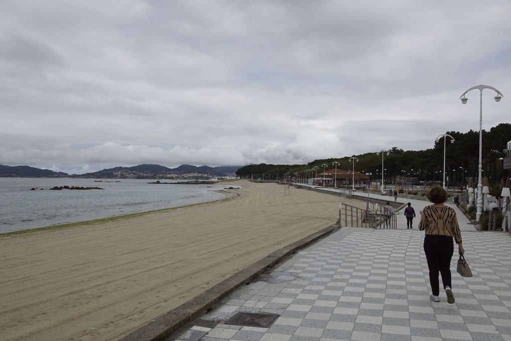 El verano seguía sin asomar por Vigo, con lluvias débiles y cielos cubiertos. Samil, ayer vacío.