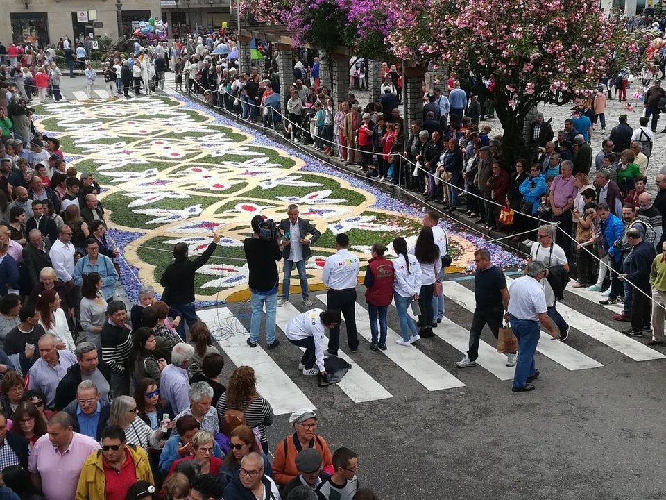 Miles de visitantes se dieron cita el domingo para ver las alfombras y la procesión de Corpus.