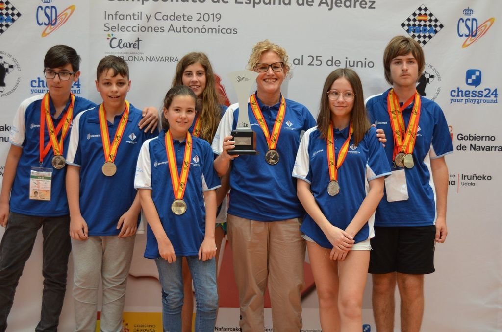 El equipo gallego infantil de ajedrez posa con su trofeo.