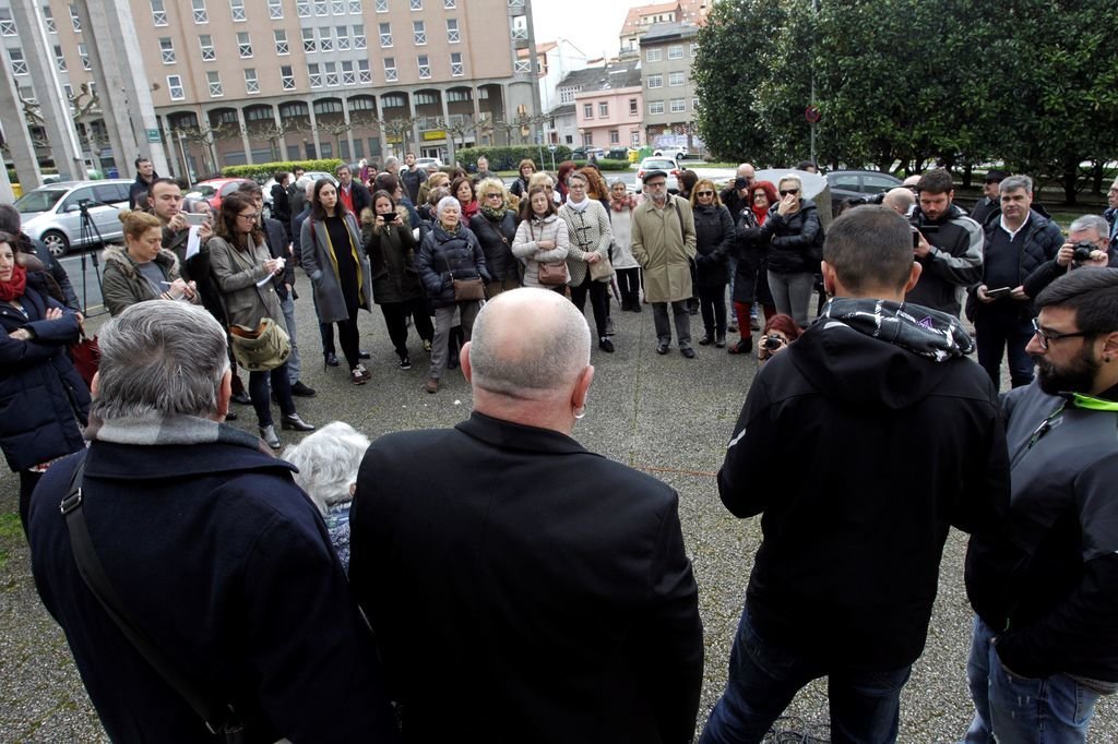 Familia y compañeros del cámara asesinado en Iraq, en una concentración el año pasado en Ferrol.