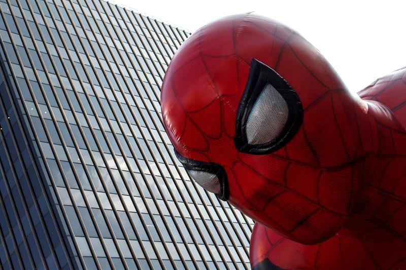 Un Spiderman gigante colocado delante del Teatro Chino TLC durante el estreno de la película &#39;Spider-Man: Far From Home&#39; en el Teatro Chino TLC en Hollywood
