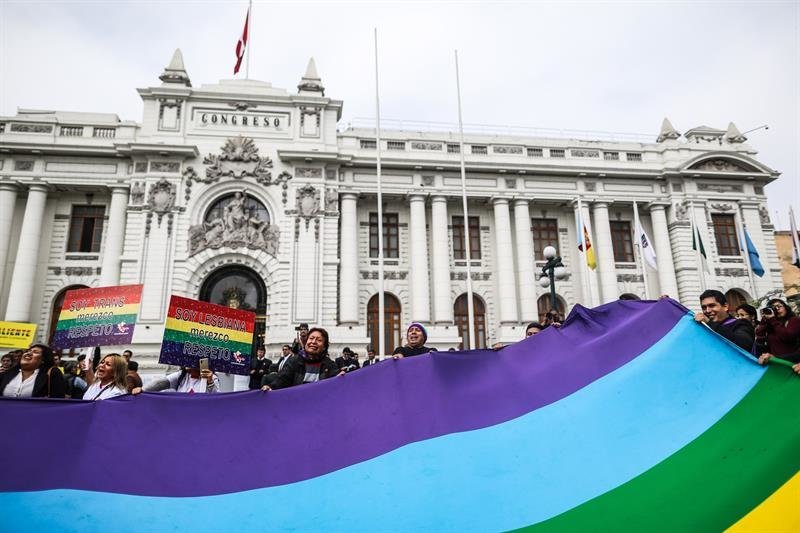 Miembros de la comunidad LGBTI participan en un plantón durante una protesta para exigir la igualdad de derechos ante el Congreso peruano