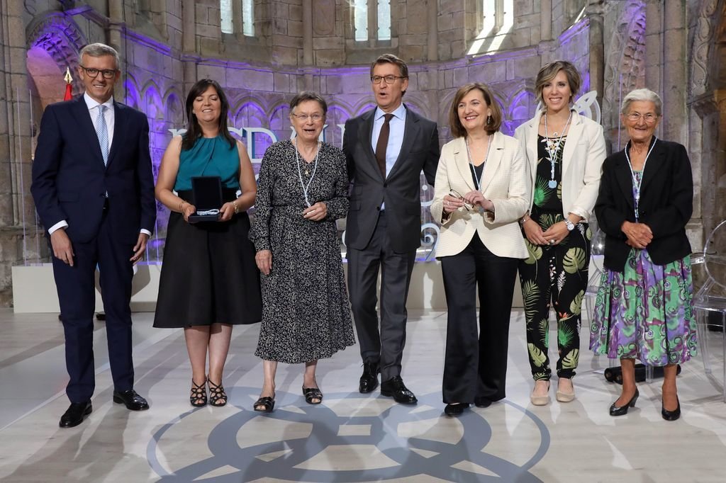 Alfonso Rueda, Verónica Veres, Jeanne Picard, Alberto Núñez Feijóo, Marisa Crespo, Teresa Portela y Benedicta Sánchez, tras el acto.