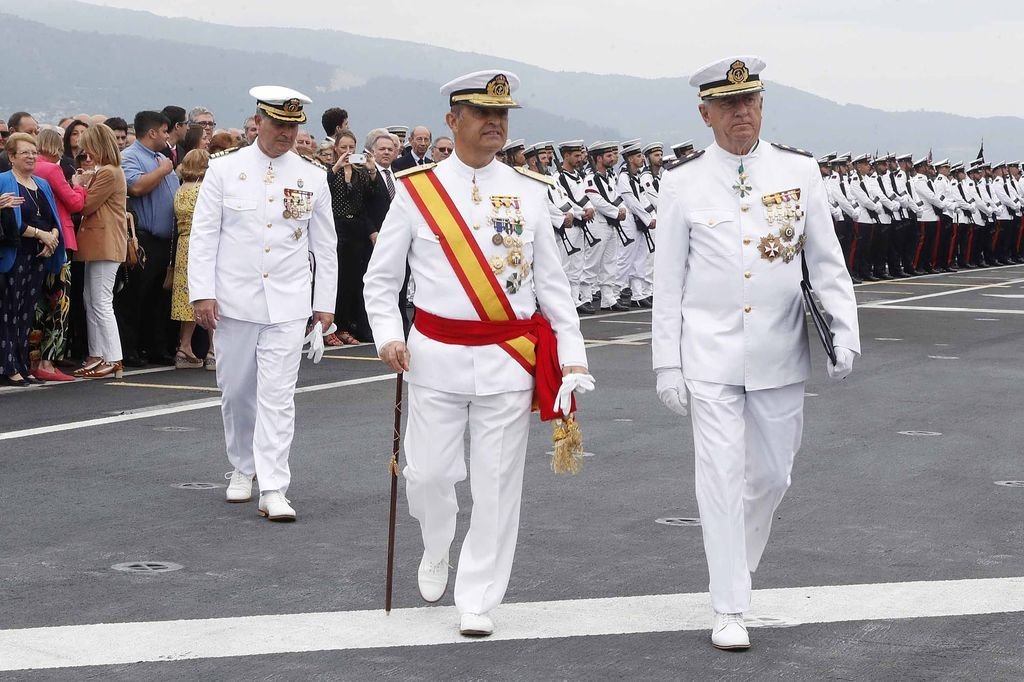 El almirante Manuel Garat (centro) y el comandante del portaaviones (izda).