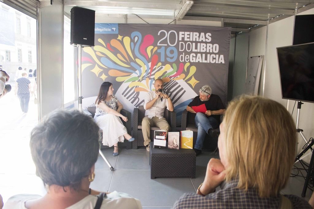 O inicio da mesa redonda, con Ledicia Costas, Manuel Esteban e Fran Alonso.