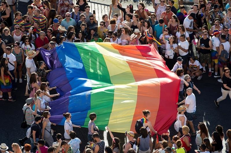 Vista de una bandera arcoiris en la manifestación del Orgullo 2019