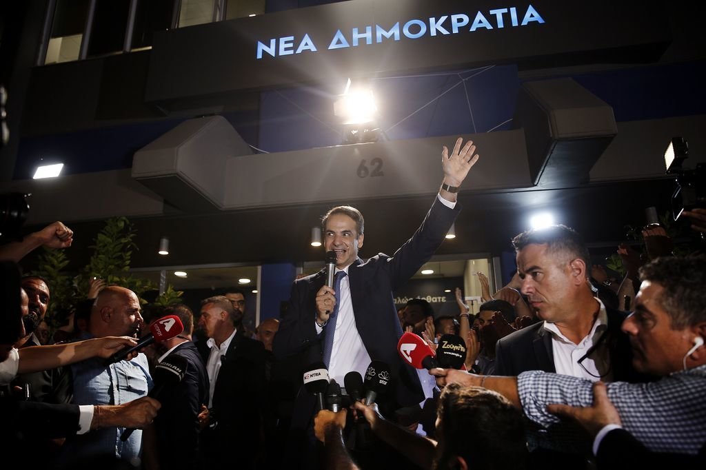 Kyriakos Mitsotakis, líder de Nueva Democracia, celebra la victoria ante sus seguidores.