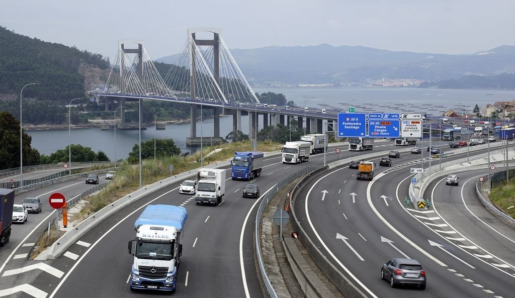 Larga caravana de transportistas a su paso por Vigo, a la altura de Rande, camino de Madrid, a donde llegarán hoy.