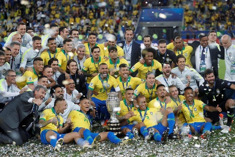 Jugadores del seleccionado brasileño celebran con el trofeo
