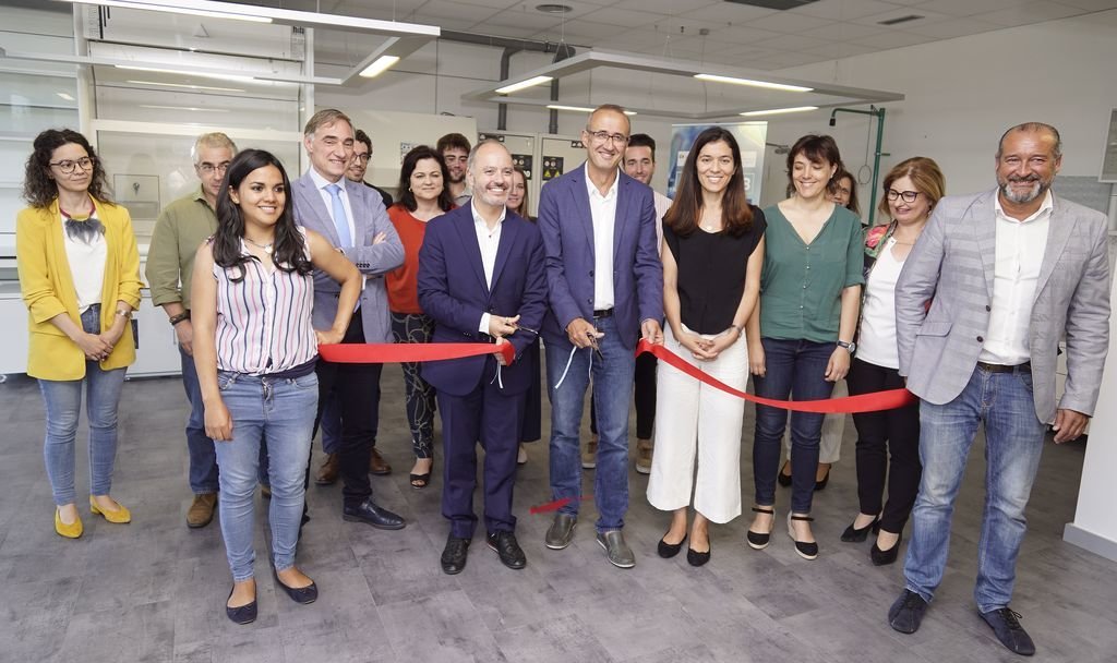 David Regades y Juan González realizaron el corte de la cinta para inaugurar el centro de apoyo CTBio-Lab en el polígono de Porto do Molle.