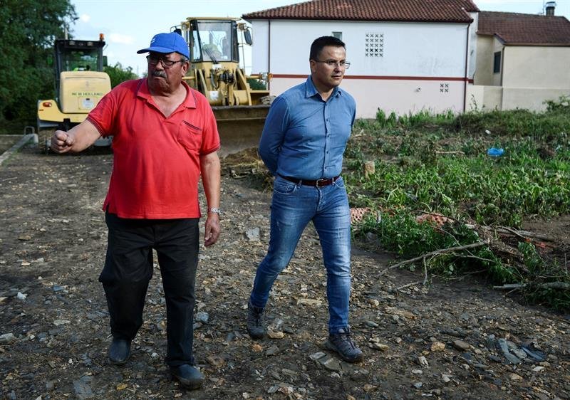 El conselleiro de Medio Rural, José González (d), durante la visita que ha realizado a las áreas afectadas por las lluvias caídas en el municipio orensano de Monterrei.