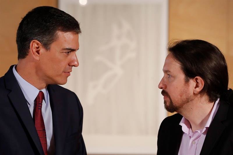 El presidente del gobierno Pedro Sánchez (i) y el líder de Podemos Pablo Iglesias