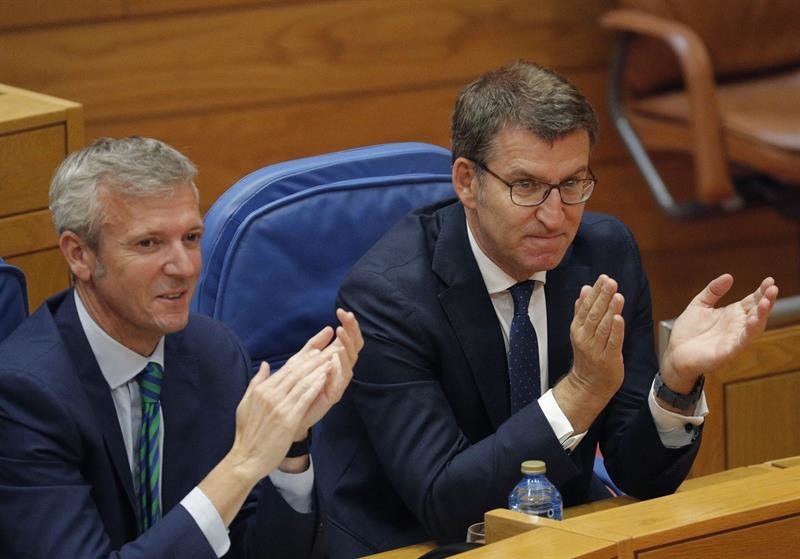El presidente de la Xunta, Alberto Núñez Feijóo, y el vicepresidente, Alfonso Rueda, esta mañana en el Parlamento de Galicia