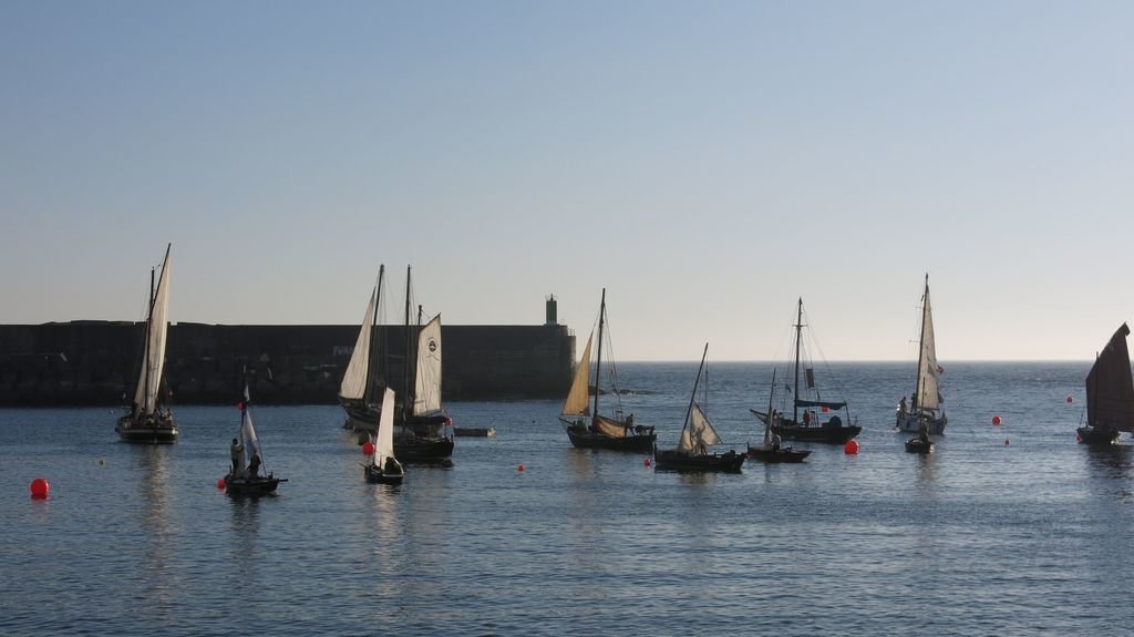 Las embarcaciones surcaron la dársena de A Guarda que sirvió de refugio durante siglos a los marineros.